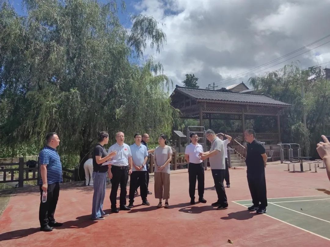 国家体育总局丁东司长一行到贵阳市调研全民运动健身模范市创建工作，视察康力源承建村民广场项目