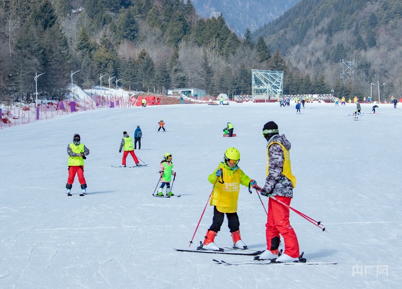 【习声回响·冰雪春天】“川”越冰雪 蜀山出圈(图2)
