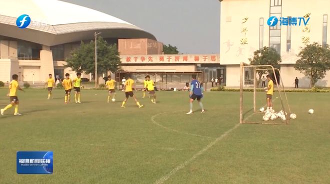 福建省长调研足球工作(图2)