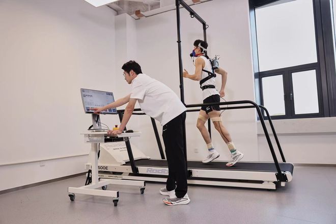 鸿星尔克与“双一流”大学正式达成战略合作！(图3)