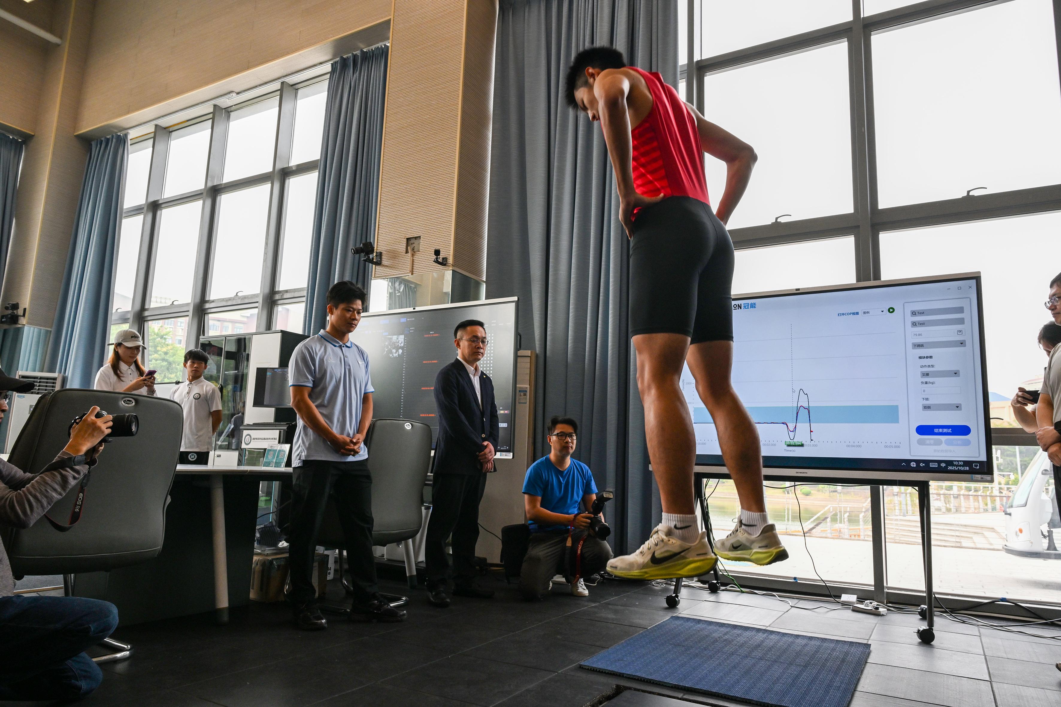 “中国人可以跑9秒76！”暨大苏炳添速度研究与训练中心训练基地启用(图6)