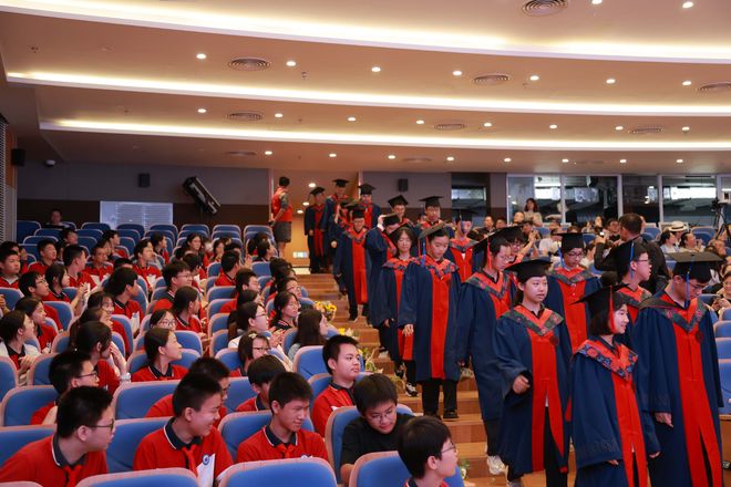 警惕！毕业照隐形收费竟高达上千元？这3招教你避开天价陷阱