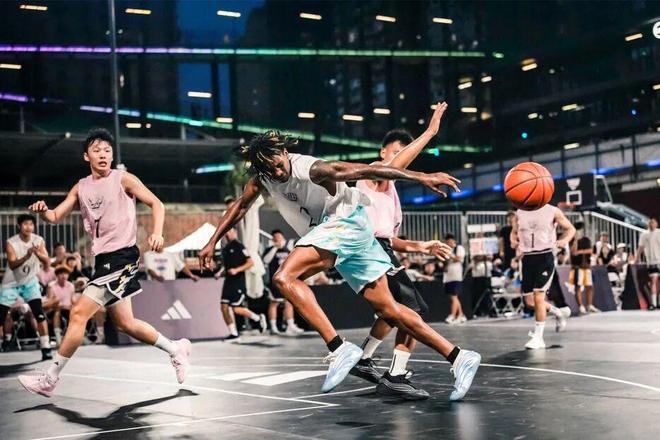 走走走去西村大院围堆堆看打篮球