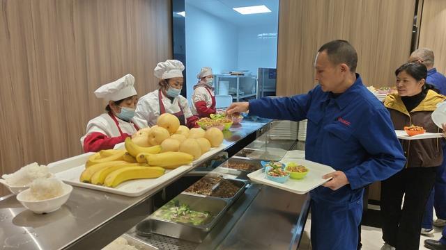 从“暖心餐”到“成长梯”：银光集团299项“实事清单”描绘和谐答卷