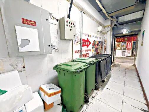 一个地下室竟挤着十多家外卖店！看来只有外卖小哥才知道哪些不能点(图2)