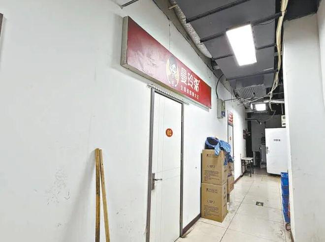 一个地下室竟挤着十多家外卖店！看来只有外卖小哥才知道哪些不能点