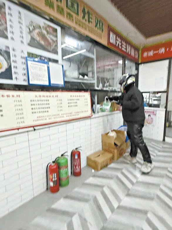 一个地下室竟挤着十多家外卖店！看来只有外卖小哥才知道哪些不能点(图3)