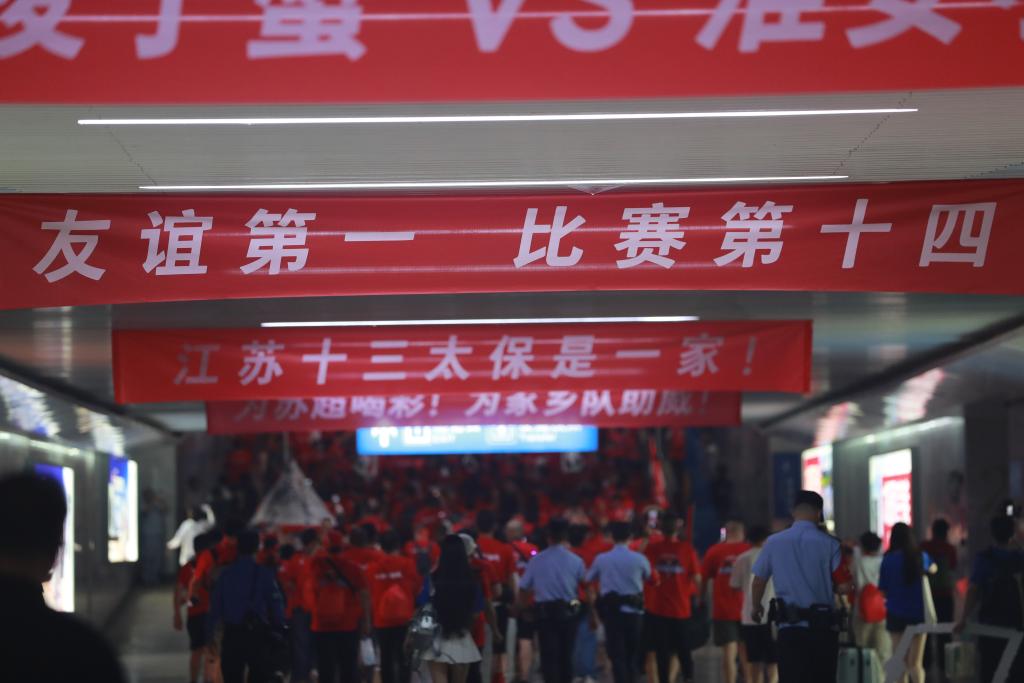 年终稿丨国足沉浮与“城超”燎原——中国足球这一年