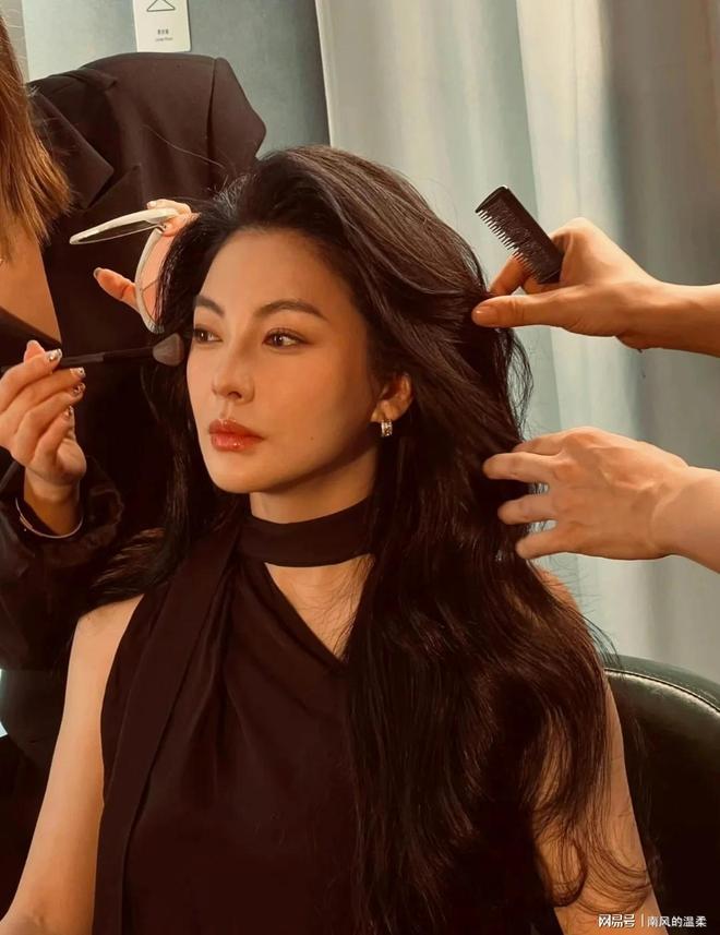 37岁张雨绮晒泳装照蚂蚁腰蜜桃臀与小腹松弛引讨论(图4)