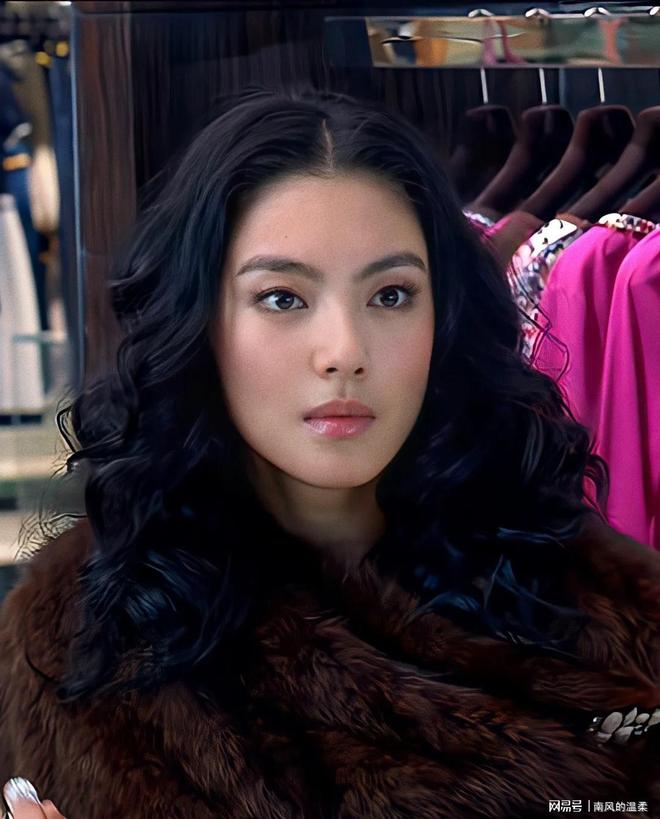 37岁张雨绮晒泳装照蚂蚁腰蜜桃臀与小腹松弛引讨论(图6)