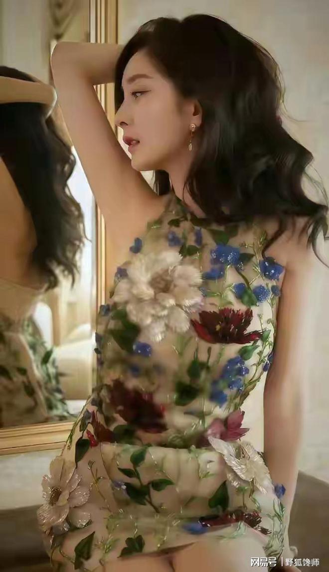 杨幂身材十年在线的核心密码灵动少女到如今的红毯女王。(图2) 杨幂身材十年在线的核心密码灵动少女到如今的红毯女王。(图2)